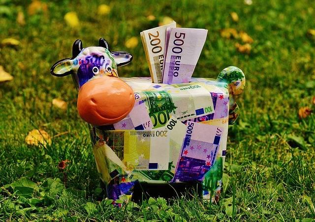How to Save Money While Traveling: 7 Tips to Help You See the World for Less