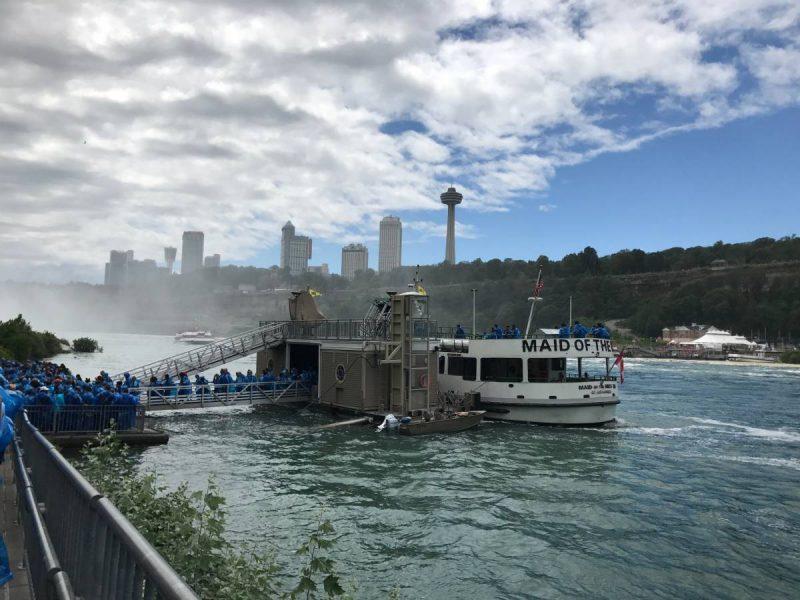 People boarding the Maid of the Mist