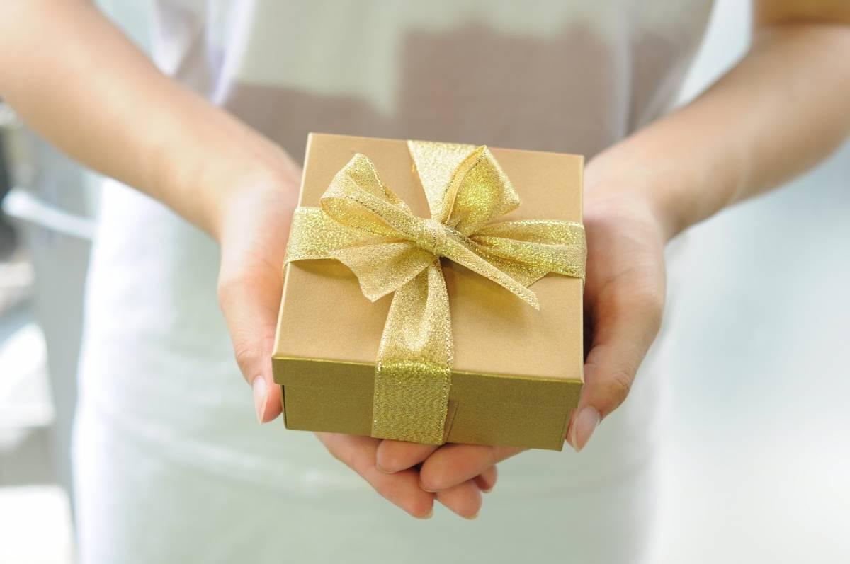 42 Brilliant Travel Gift Ideas: The Best Gifts for Travelers at Any Price Point
